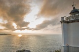 Blick auf die Biskaya von der Küste von Dexo mit dem Herkules-Turm am Horizont. Coruña