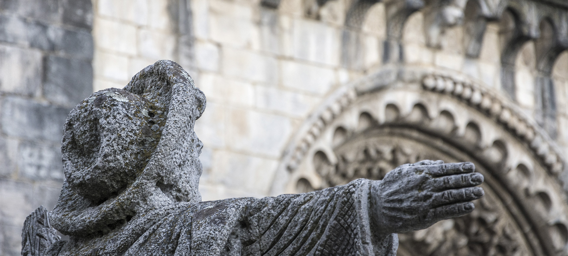 Detail of the statue of the Pilgrim of Portomarín in Lugo (Galicia)