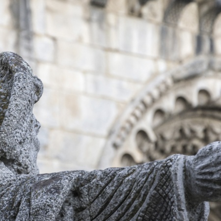 Detalhe da estátua do Peregrino de Portomarín, em Lugo (Galícia)