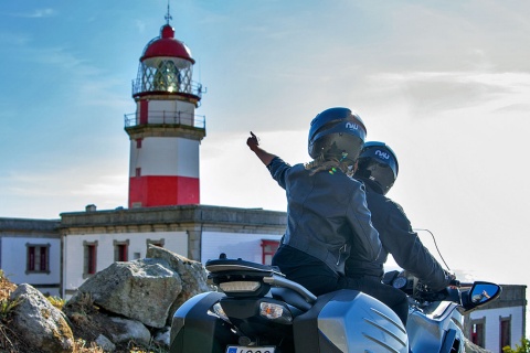 Turisti in moto sull’itinerario dei fari della Galizia