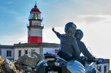 Touristen mit dem Motorrad auf der Leuchtturm-Route in Galicien