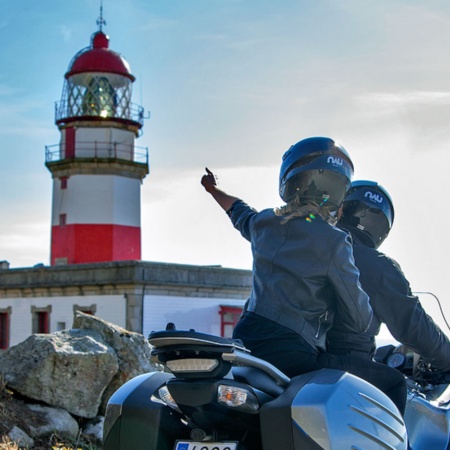 Touristen mit dem Motorrad auf der Leuchtturm-Route in Galicien