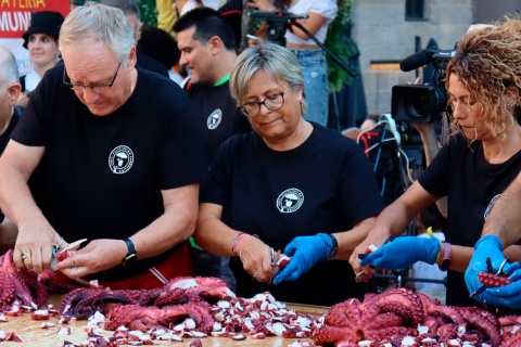 オ・カルバジーニョ（オウレンセ県）で開催される「タコ祭り」のタコ切り職人