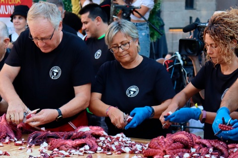 Octopus cutters at the Octopus Festival in O Carballiño (Ourense)