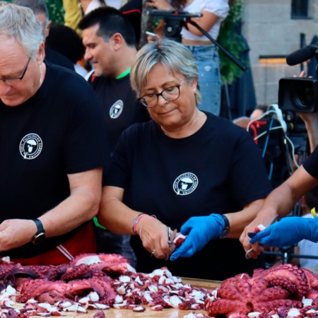 オ・カルバジーニョ（オウレンセ県）で開催される「タコ祭り」のタコ切り職人