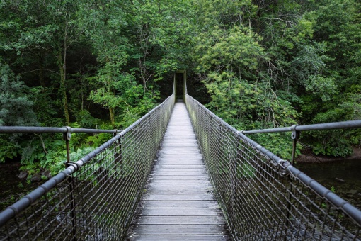  Подвесной мост в природном парке Фрагас-до-Эуме в Ла-Корунье, Галисия
