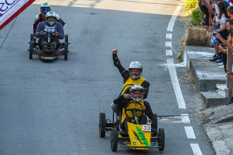  Several competitors reaching the finishing line in the Grand Prix de Carrilanas in Esteiro, A Coruña