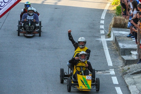  Chegada de vários participantes à meta do Gran Prix de Carrilanas em Esteiro, A Corunha