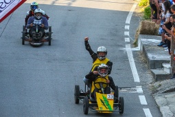 Plusieurs participants sur la ligne d'arrivée au Grand Prix des Carrilanas à Esteiro, La Corogne