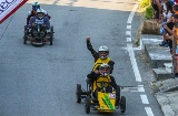 Llegada a meta de varios participantes del Gran Prix de Carrilanas en Esteiro, A Coruña