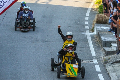 Llegada a meta de varios participantes del Gran Prix de Carrilanas en Esteiro, A Coruña