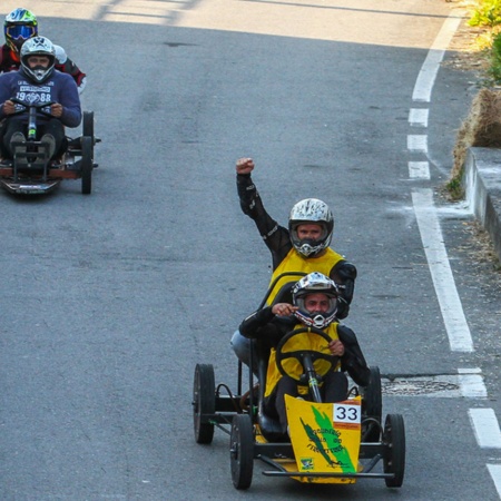 Chegada de vários participantes à meta do Gran Prix de Carrilanas em Esteiro, A Corunha