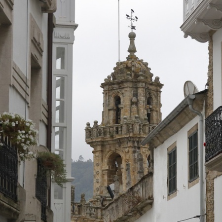 Vista da catedral entre as ruas de Mondoñedo (Lugo, Galiza)