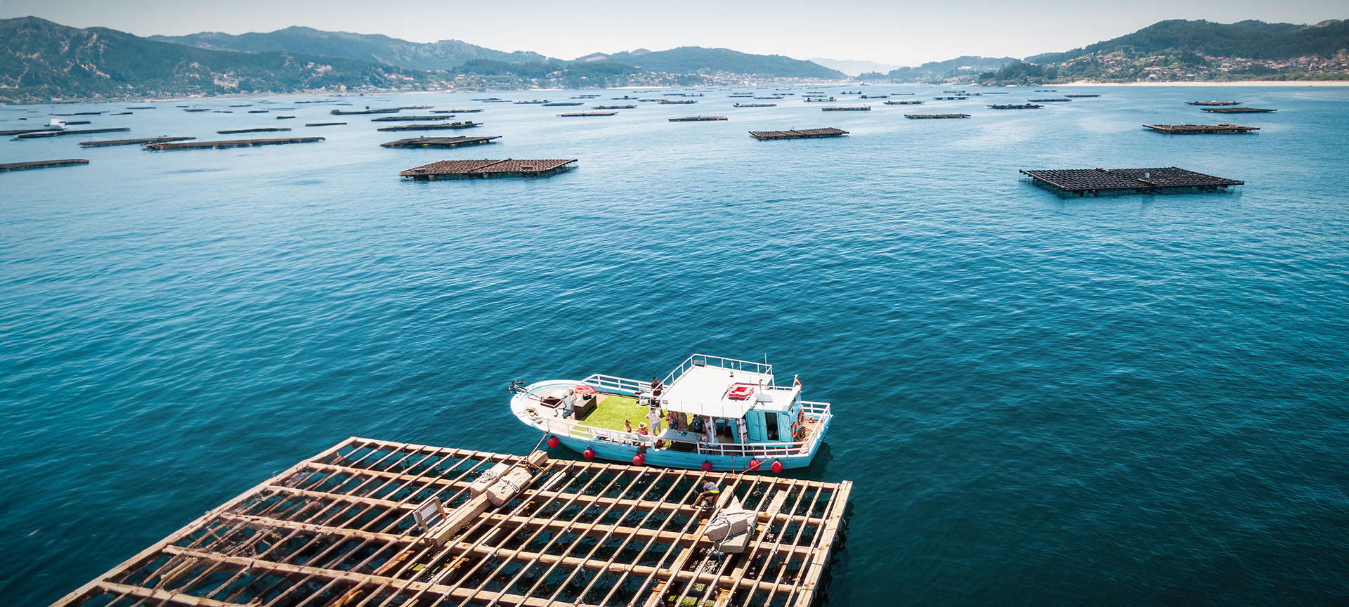Barca O Que Faltaba lungo un itinerario dedicato alle cozze nella Ría di Aldán, Cangas, Galizia