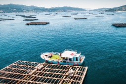 Bateau O Que Faltaba lors d’un itinéraire des moules dans la ria d’Aldán, Cangas, Galice