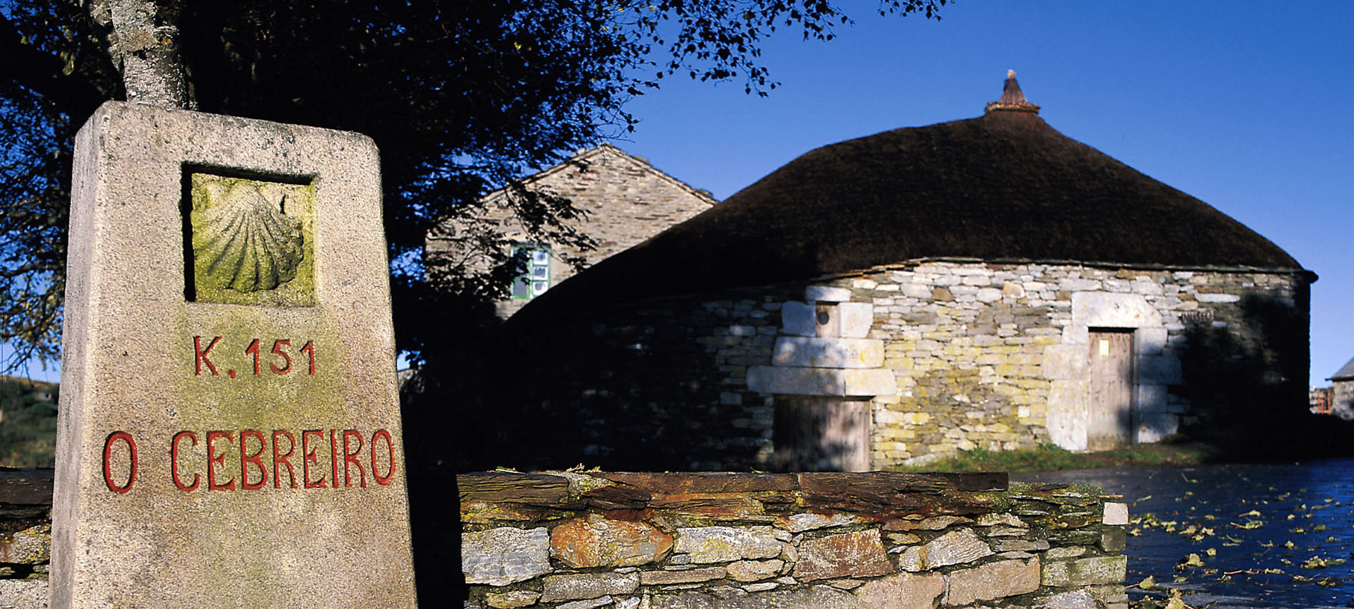 Monolithe marquant le passage du chemin de Saint-Jacques au niveau d’O Cebrerio, dans la province de Lugo (Galice) Monolithe marquant le passage du chemin de Saint-Jacques au niveau d’O Cebrerio, dans la province de Lugo (Galice)