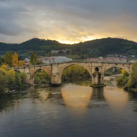 Römische Brücke von Ourense über den Fluss Miño, Galicien.