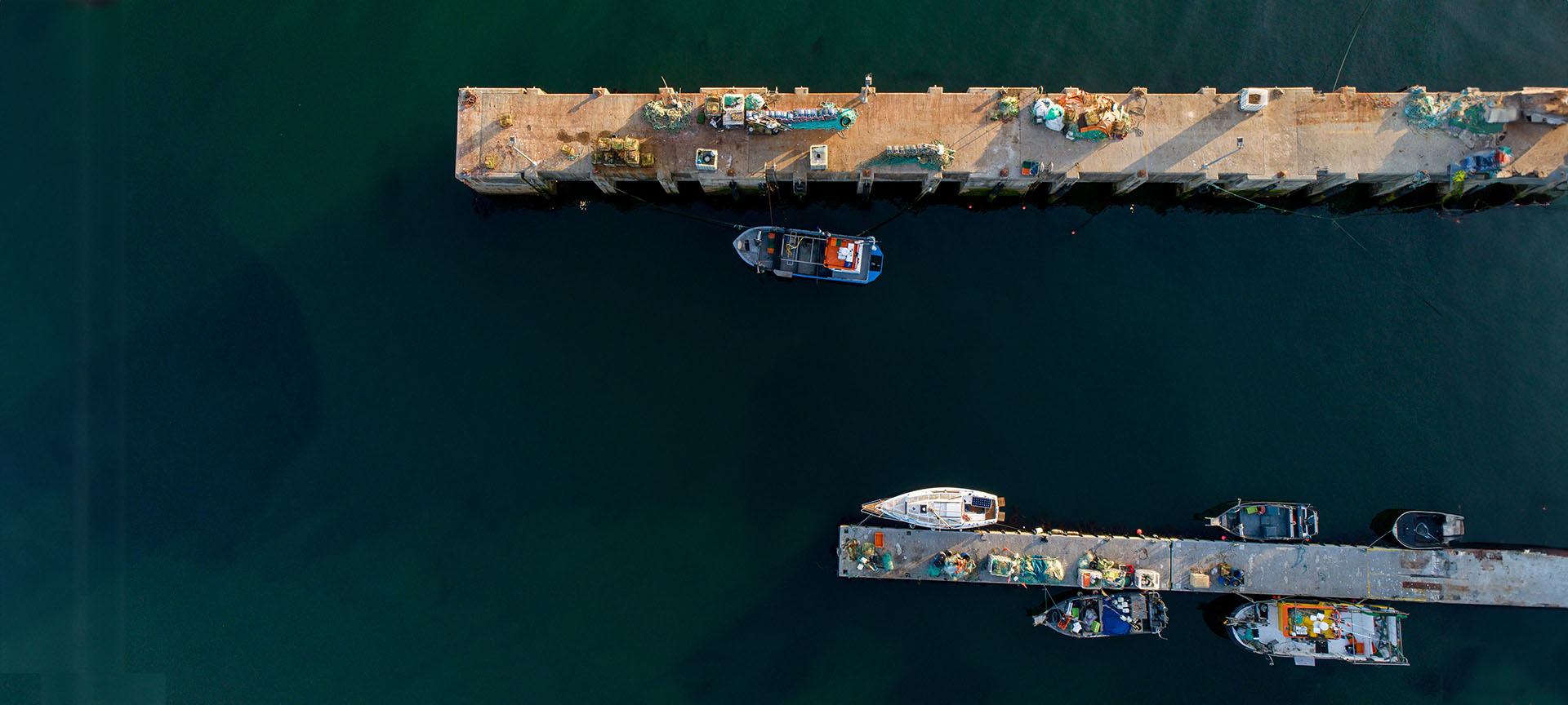 Vista aérea de um porto de pesca Vista aérea de um porto de pesca