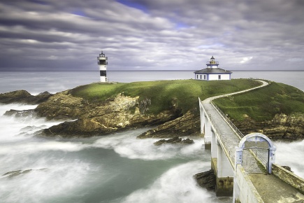 Widok na latarnię na wyspie Pancha, Ribadeo (Lugo, Galicja)