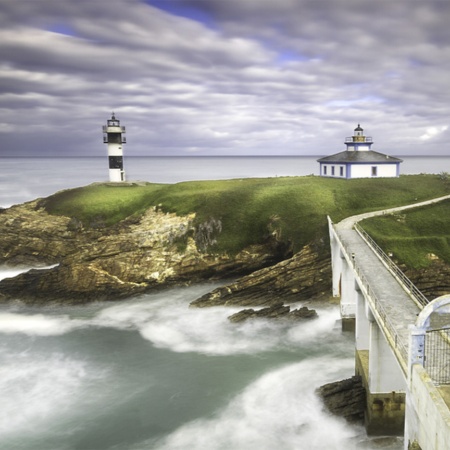 Vista do farol de Isla Pancha, em Ribadeo (Lugo, Galícia)