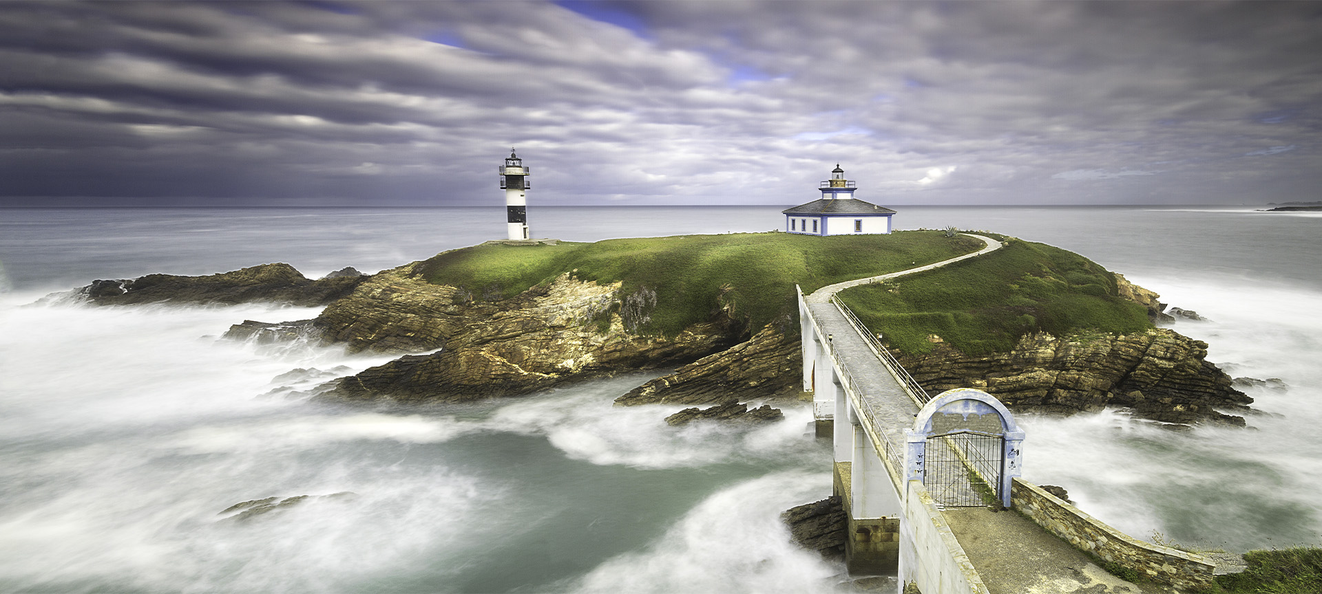 Vue du phare de l’île Pancha à Ribadeo (province de Lugo, Galice) Vue du phare de l’île Pancha à Ribadeo (province de Lugo, Galice)