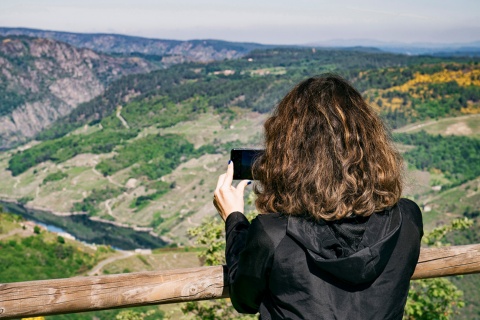 Turysta fotografujący krajobraz z punktu widokowego w La Ribeira Sacra