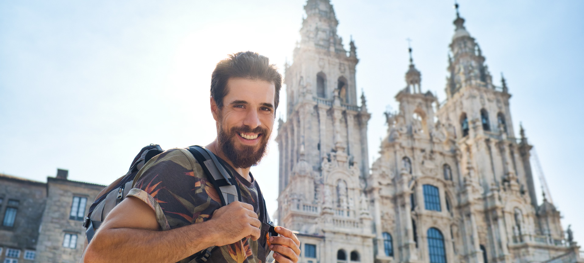 Pèlerin devant la cathédrale de Saint-Jacques de Compostelle