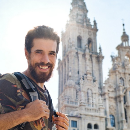 Pielgrzym przed katedrą w Santiago de Compostela