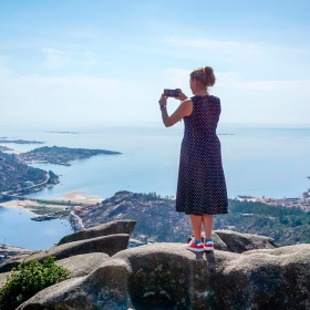 Un touriste dans le belvédère d'Ézaro de Dumbría à La Corogne, Galice Un touriste dans le belvédère d'Ézaro de Dumbría à La Corogne, Galice