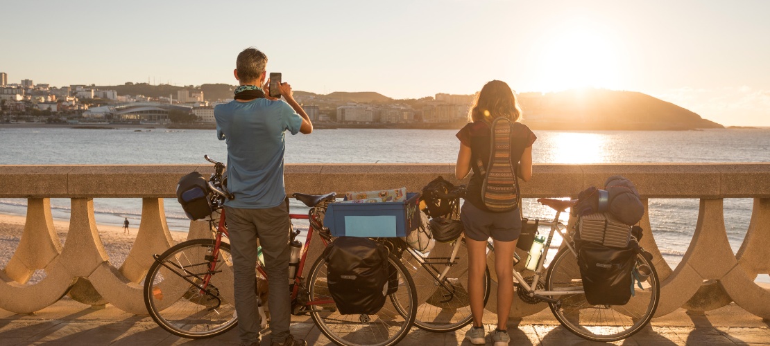 Turistas vendo o mar do calçadão à beira-mar de A Corunha, Galícia