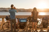 Turistas vendo o mar do calçadão à beira-mar de A Corunha, Galícia