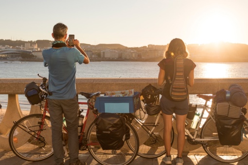 Turistas observando o mar no passeio de A Coruña, Galícia