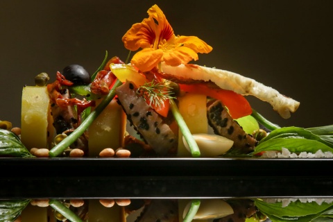 Thon au sésame noir aux pommes de terre, légumes et tomates confites