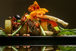 Tonno al sesamo nero con patata, verdure e pomodori canditi