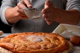 Приготовление пирога «энсаймада» на Мальорке