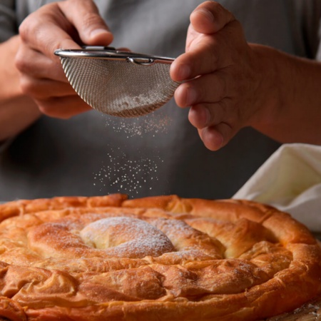 Preparando una Ensaimada de Mallorca