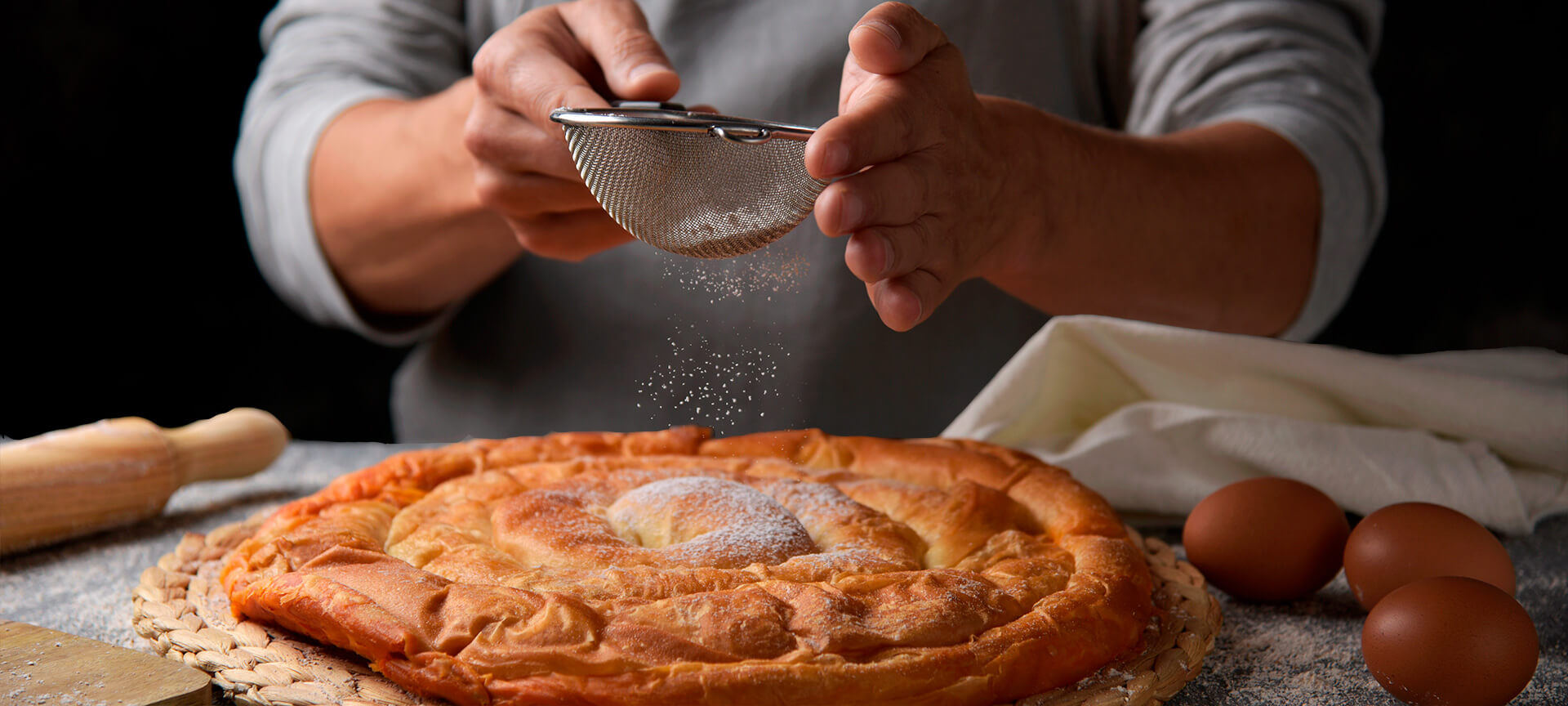 Une personne élabore une ensaimada de Majorque Une personne élabore une ensaimada de Majorque