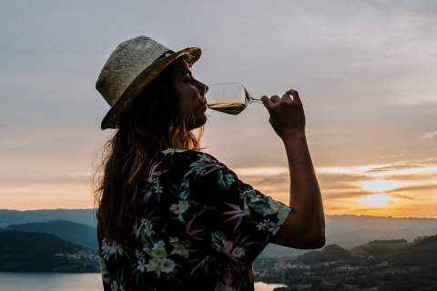 Touriste avec un verre de vin de Ribeiro