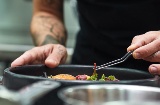 Chef mentre impiatta