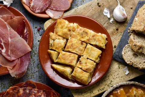 Iberischer Schinken und Kartoffel-Omelett, typische Gerichte der spanischen Küche.