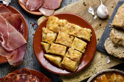 Jamón ibérico e tortilla de patatas, pratos típicos da comida espanhola.