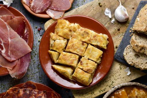 Ibérico-Schinken und Kartoffel-Tortilla, typische Gerichte der spanischen Küche.