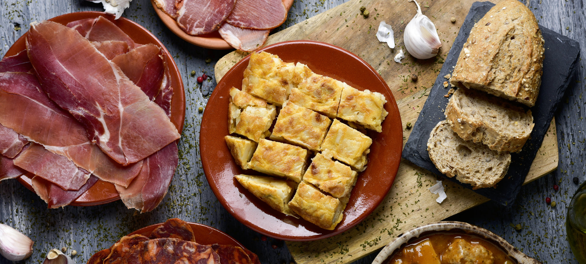 Jambon ibérique et omelette aux pommes de terre, des spécialités traditionnelles espagnoles. Jambon ibérique et omelette aux pommes de terre, des spécialités traditionnelles espagnoles.