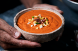 Dettaglio di recipiente con salmorejo