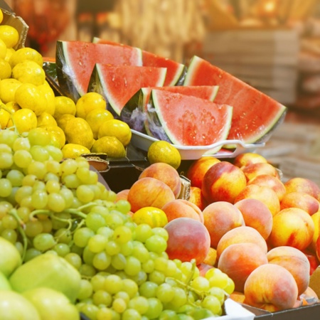 Свежие фрукты на рынке