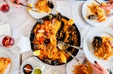 Degustation von Paella mit Meeresfrüchten