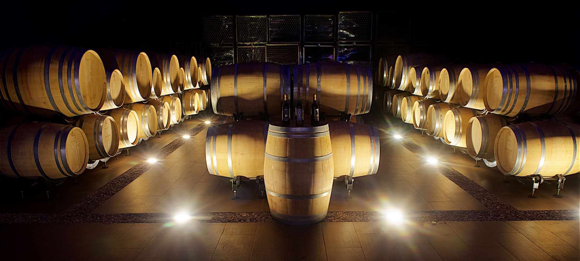 Barricas en el interior de una bodega en la Ruta del Vino de Madrid