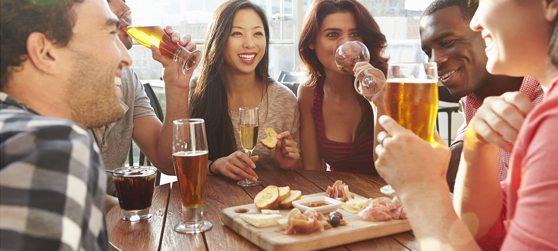 Amigos desfrutando tapas em um terraço