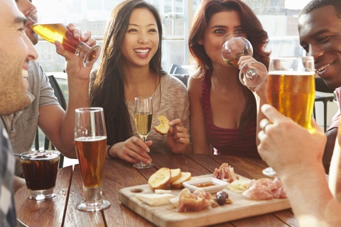 Des amis dégustent quelques tapas sur une terrasse de café