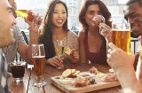 Amigos disfrutando unas tapas en una terraza